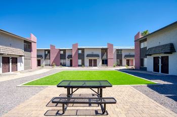 Picnic area in a well-manicured, grassy courtyard at Connect on Missouri in Phoenix, AZ